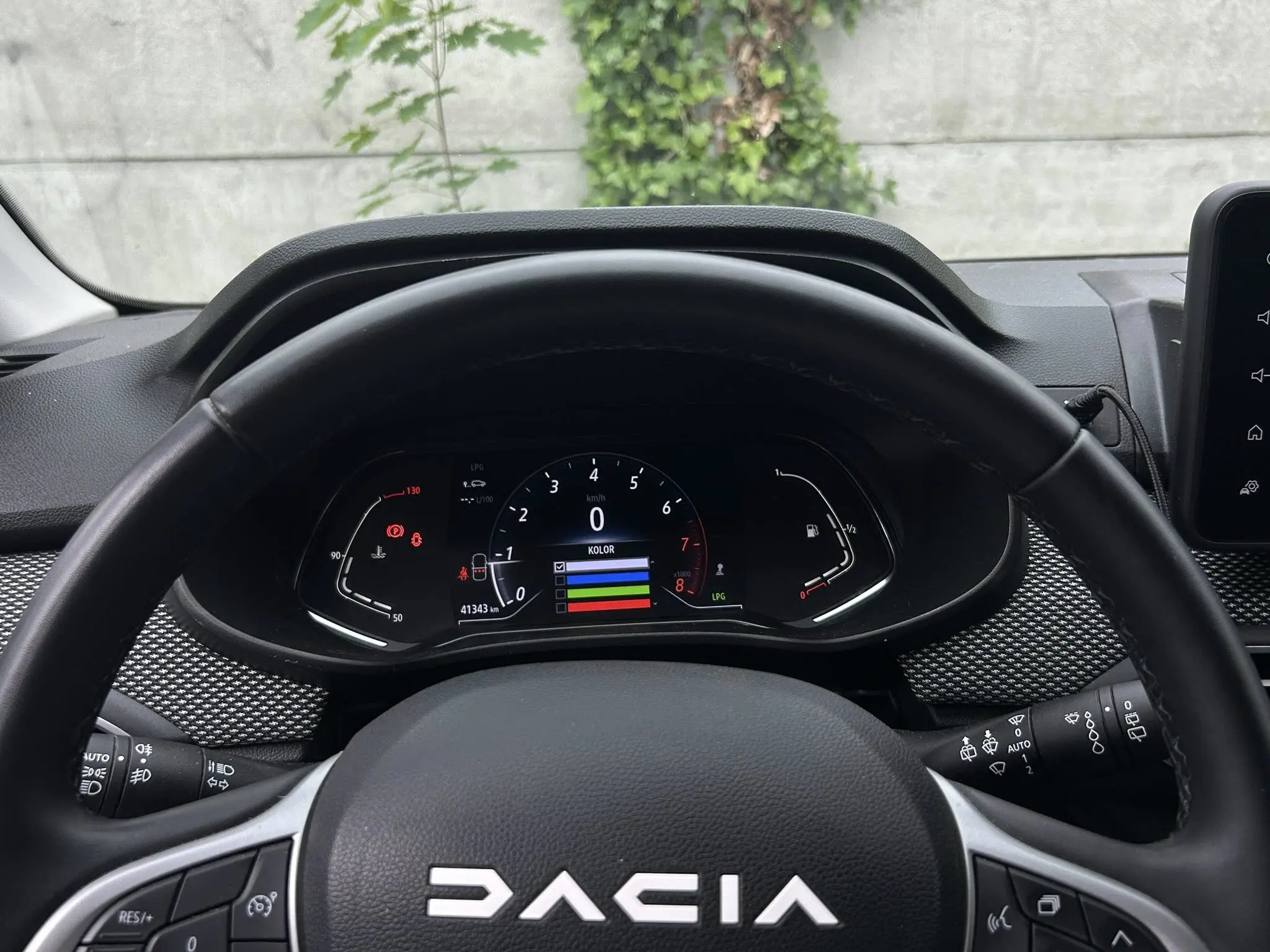 Dwa różne modele paneli multimedialnych i klimatyzacji Renault leżące obok siebie.